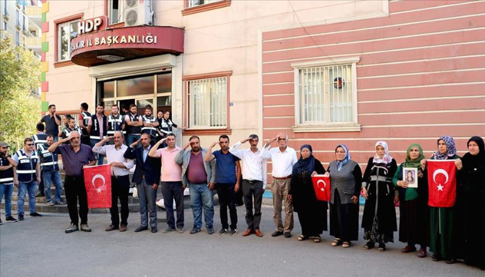 Diyarbakır annelerinden asker selamı