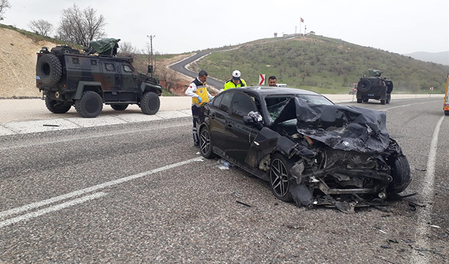 Diyarbakır'da iki otomobil çarpıştı: 3 ölü, 6 yaralı