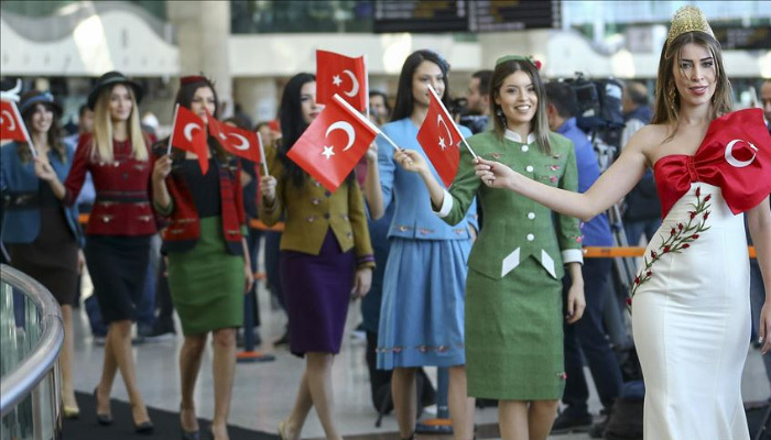 'Dünden Bugüne Cumhuriyet Kadını' defilesine yoğun ilgi