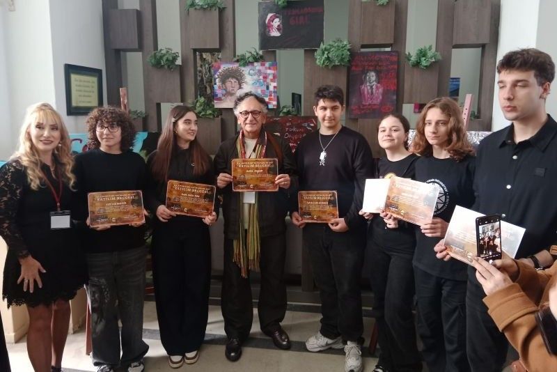 Dünya Sanat Günü'nde 39 Sanatçının eserleri Geleceğin Sanatçıları tarafından yorumlandı