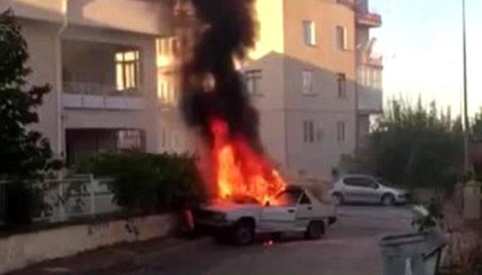 Duvara çarpan otomobil alev alev yandı