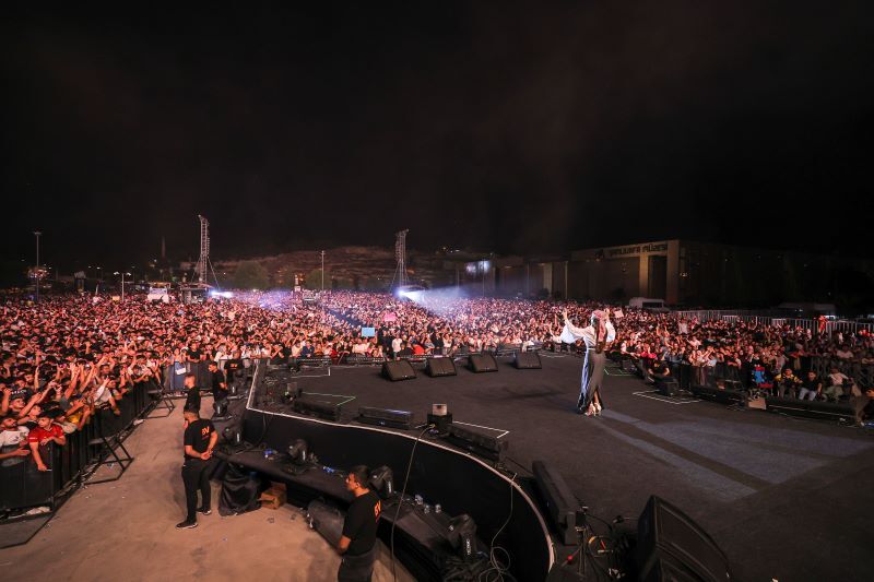 EBRU YAŞAR'DAN ŞANLIURFA'DA MÜZİK ZİYAFETİ