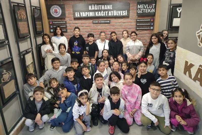 EL YAPIMI KÂĞIT ATÖLYESİ'NDE ÇOCUKLAR GERİ DÖNÜŞÜMÜ UYGULAMALI ÖĞRENİYOR