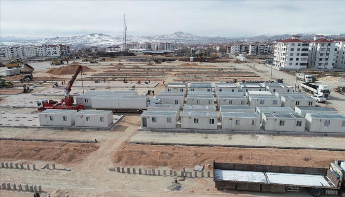 Elazığ'da konteyner kentlerin kurulumu sürüyor