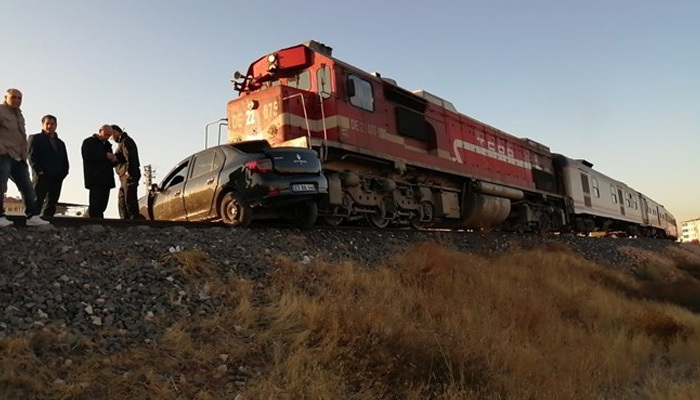 Elazığ'da tren otomobile çarptı! Ölüler var!