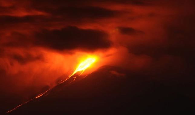 Endonezya'da yanardağ patlaması!