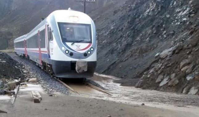 Erzincan-Sivas demiryoluna heyelan engeli!