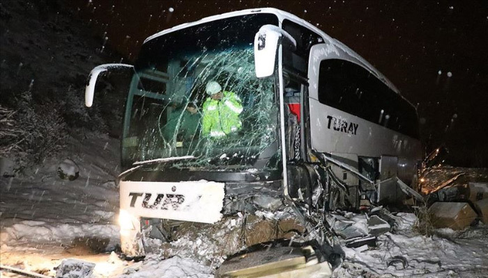 Erzincan'da yolcu otobüsü kaza yaptı! 17 yaralı