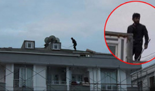 Esenyurt'ta akli dengesi bozuk kişi çatıda terör estirdi