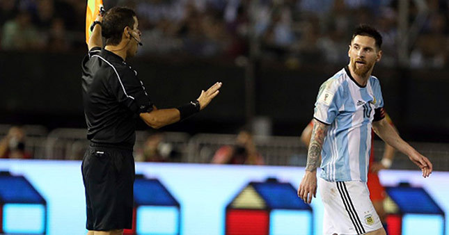 FIFA Messi'ye acımadı 4 maç ceza!