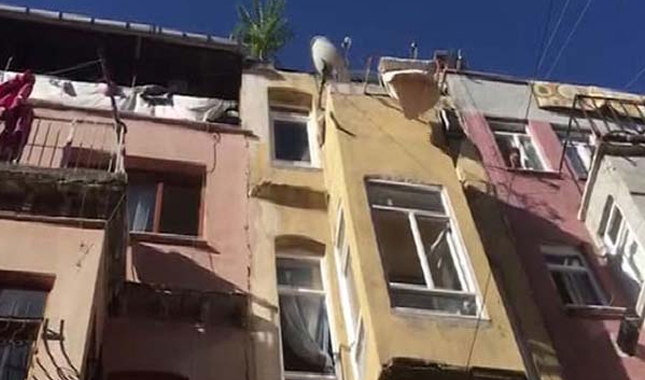 Fatih'te 4 katlı binanın çatısı uçtu