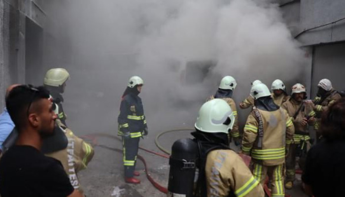 Fatih'te iş yerinde yangın çıktı