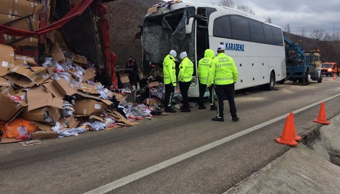 Çankırı'da feci kaza! Yolcu otobüsü TIR'a çarptı: 31 yaralı
