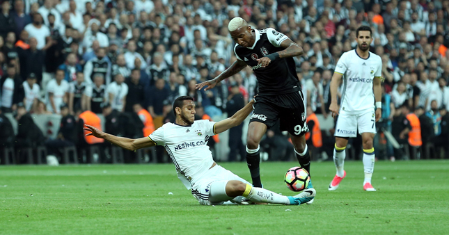 Fenerbahçe, Beşiktaş'tan zirveyi kaptı