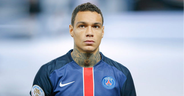 F.Bahçe Van der Wiel'i transfer etti