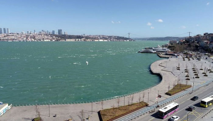 Fırtına İstanbul Boğazı'nın rengini değiştirdi