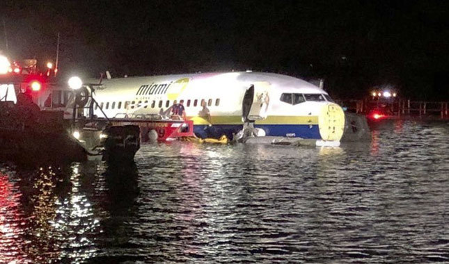 Florida'da pistten çıkan uçak nehre girdi