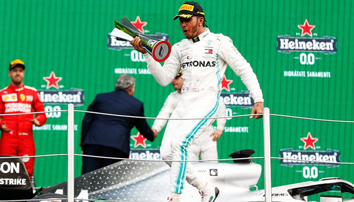 Formula 1'de şampiyon Lewis Hamilton!