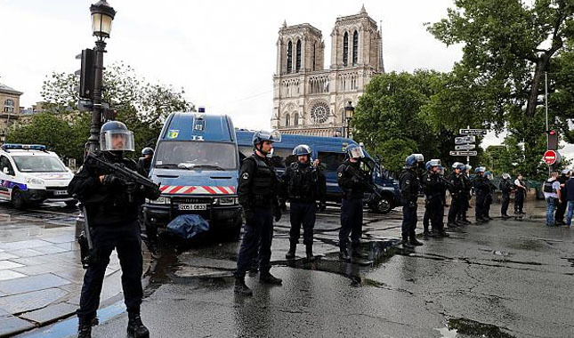 Fransa'da çekiçli terör saldırısı: Yaralılar var