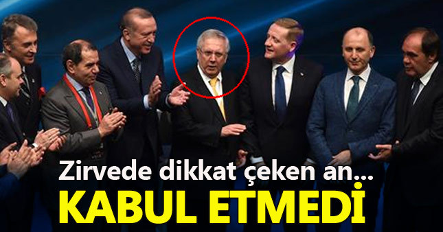 Futbol Zirvesi'nde tokalaşma krizi