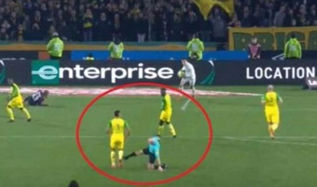 Futbolcuya tekme atan hakemin cezası belli oldu