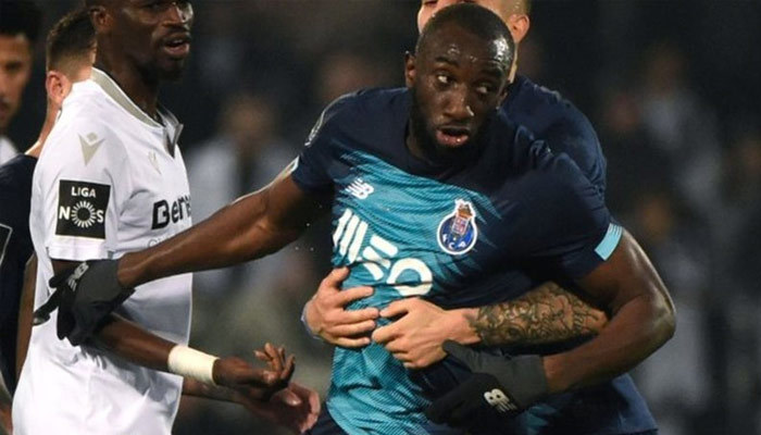 Futbolda ırkçılığın sonu gelmiyor! Sahayı terk etti...