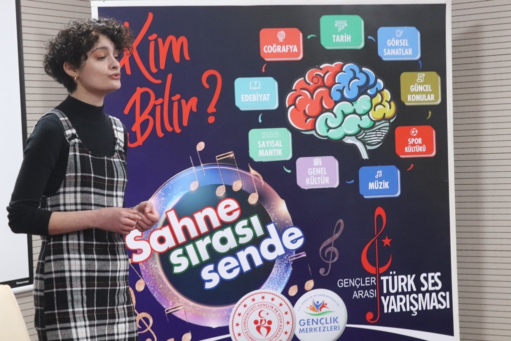 GENÇLER SAHNE'DE YARIŞIYOR