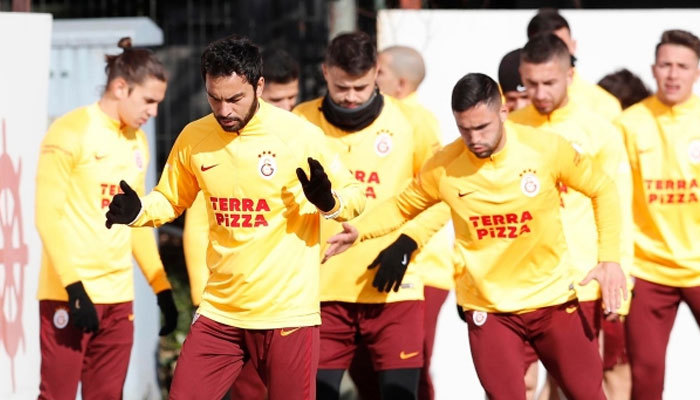 Galatasaray 8 futbolcusuyla yollarını ayıyor