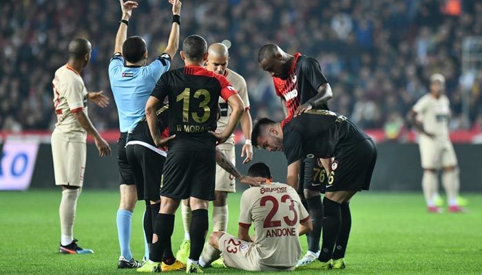 Galatasaray'da sakatlık şoku! İlk yarıyı kapattı