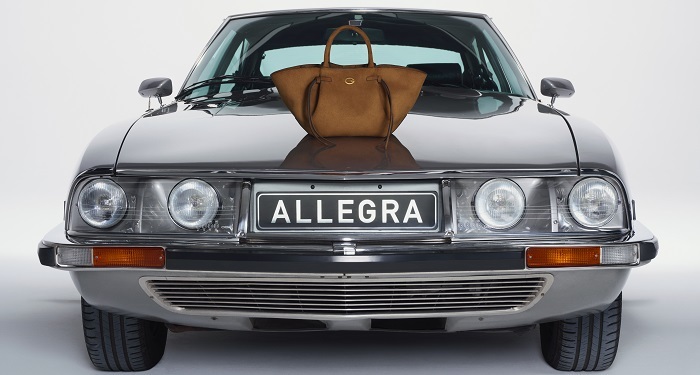 Guess'in İkonik Allegra'sına Yeni Bir Yüz: Maura Higgins 