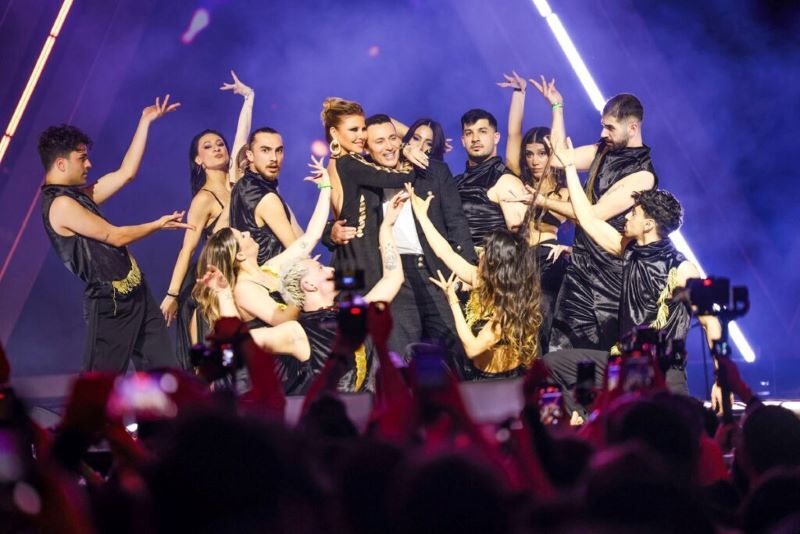 Gülben Ergen ve Mustafa Sandal'dan sahnede sürpriz düet