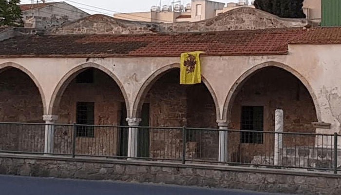 Güney Kıbrıs'ta camiye Bizans bayrağı asılmasına kınama!