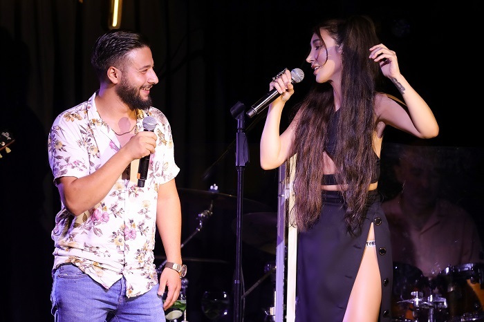 HANDE YENER OTOSTOP ÇEKTİĞİ GENÇ İLE SAHNEDE ŞARKI SÖYLEDİ. 