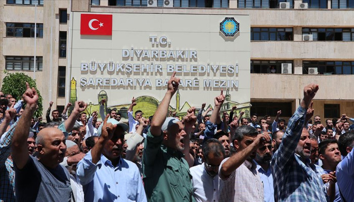 HDP'nin yönettiği Diyarbakır Büyükşehir Belediyesi'nde alınan kararlara protesto