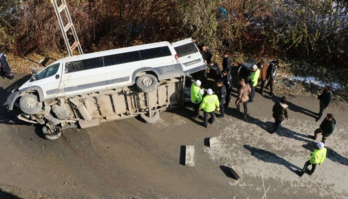 Hakkari'de minibüs devrildi! 3 Özel harekat polisi yaralandı!