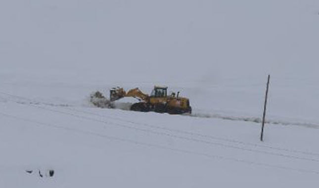 Hakkari'de yağan kar yolları ulaşıma kapattı