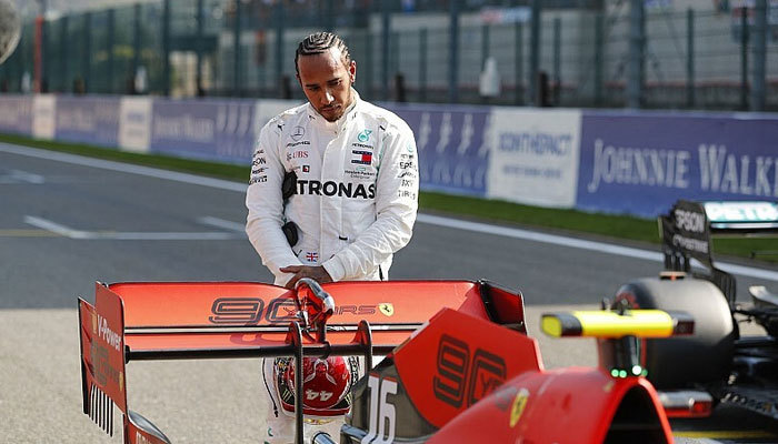 Hamilton Ferrari'nin kırmızısına hayran