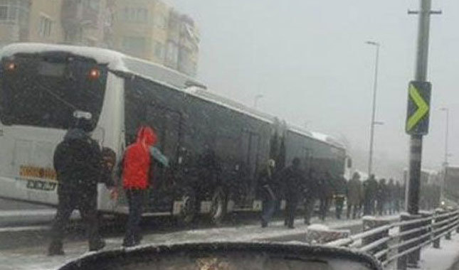 Haramidere'de metrobüs kazası!