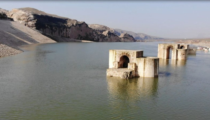 Hasankeyf'te bin 300 yıllık köprü suyun altında kaldı!