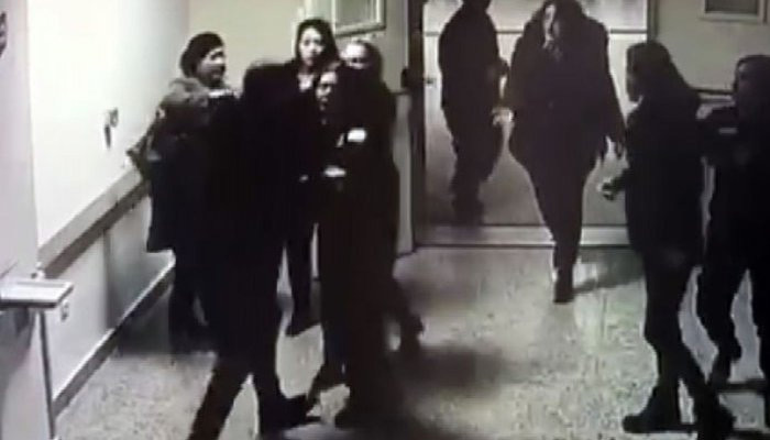 Hasta yakınları yine ortalığı karıştırdı! Güvenliğe darp...