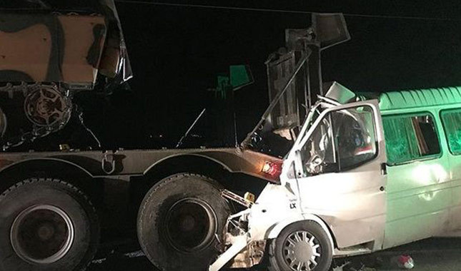 Hatay'da askeri araç ile minibüs çarpıştı