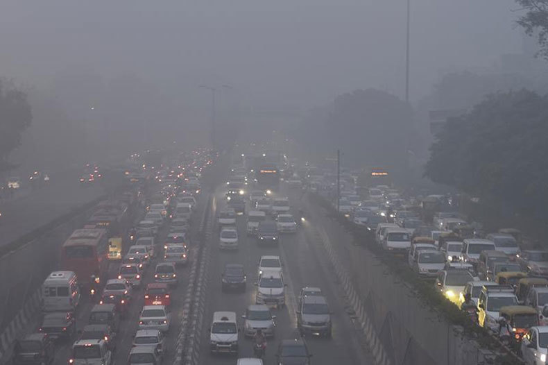 Hava kirliliğinde rekor kıran Yeni Delhi'de temiz hava satışı başladı