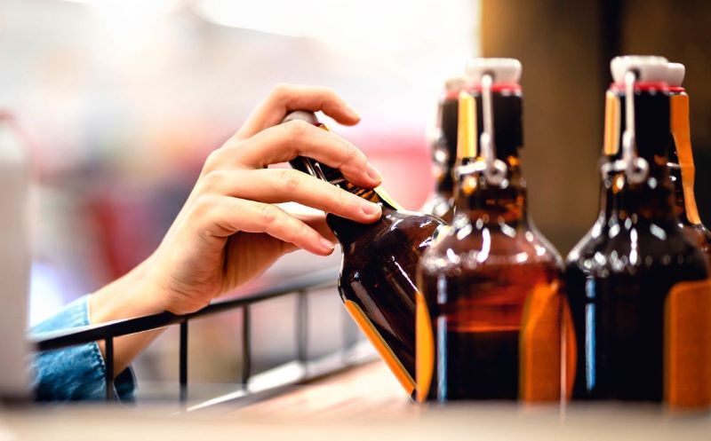 Hayat pahalılığı sahte alkol tüketimi riskini artırıyor