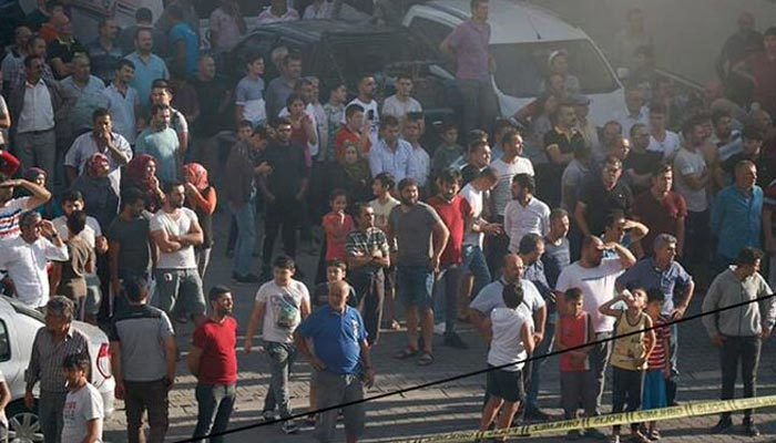Her yeri sardı! Korku dolu gözlerle izlediler