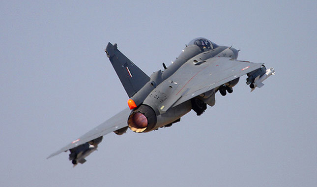 Hindistan'da savaş uçağı düştü