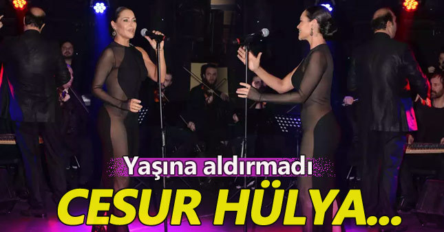 Hülya Avşar'dan iddialı kıyafet