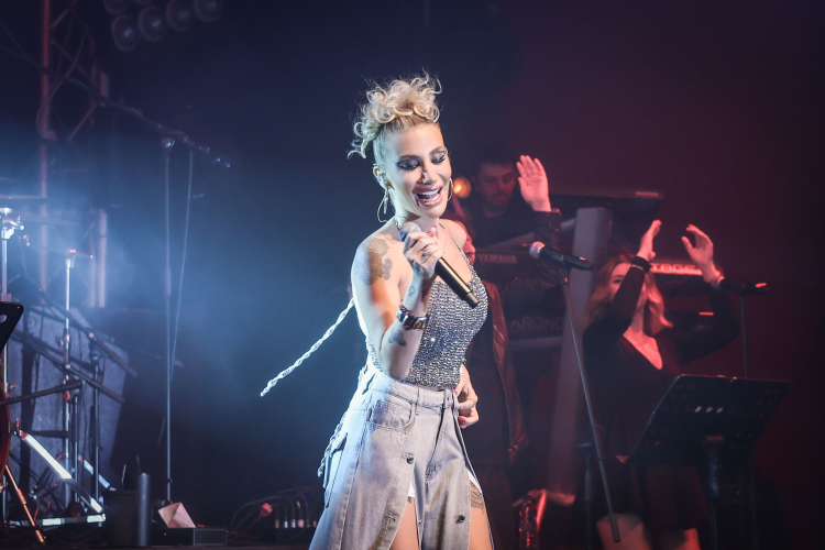 İREM DERİCİ'DEN YÜKSEK SAHNE PERFORMANSI