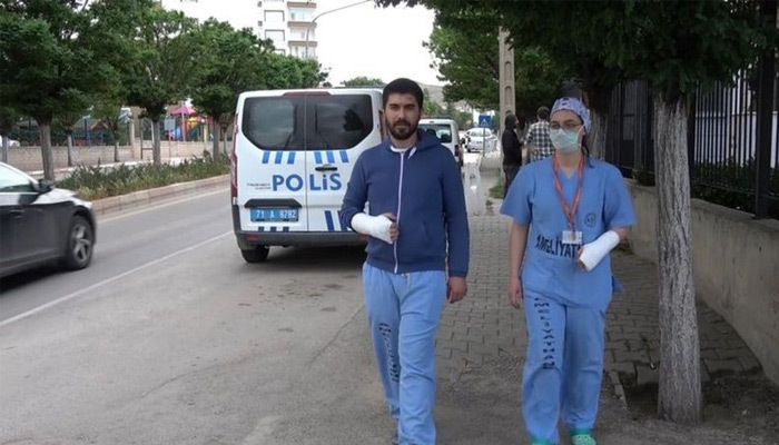 İki doktor tekme-tokat darp edildi!