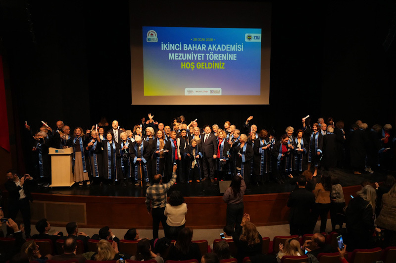 İkinci Bahar'da mezuniyet sevinci