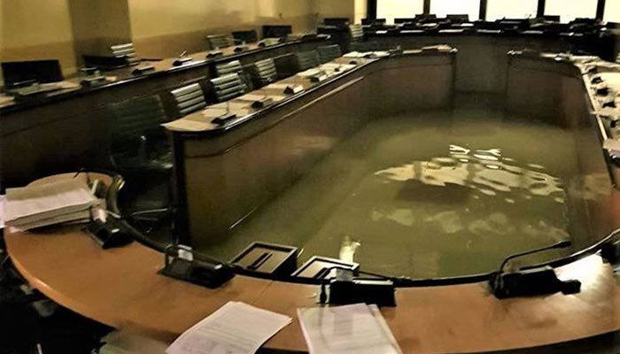 İklim önergesi reddedildi, parlamentoyu su bastı